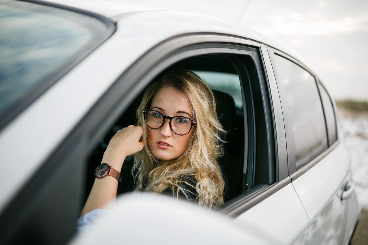 Soczewki, okulary, inne ograniczenia — co może zawierać prawo jazdy?