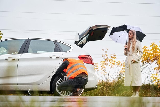 Dlaczego samochód nie odpala po deszczu?